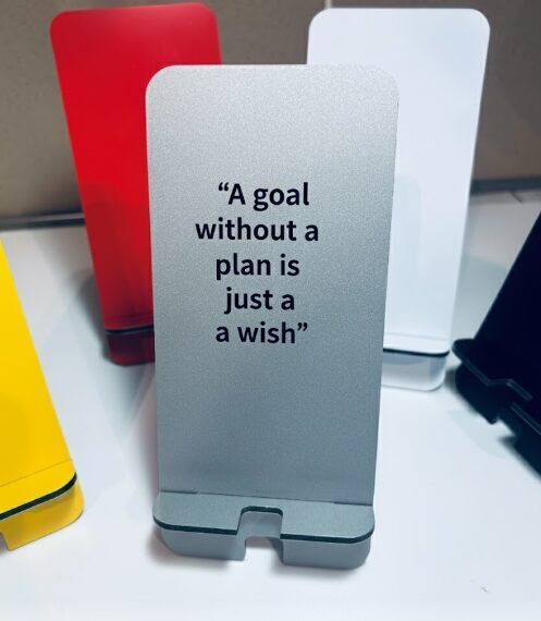 Telefona statīvs ar motivējošu tekstu. A goal without a plan is just a wish